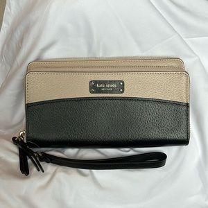 Kate Spade Large Carryall Wristlet Clutch